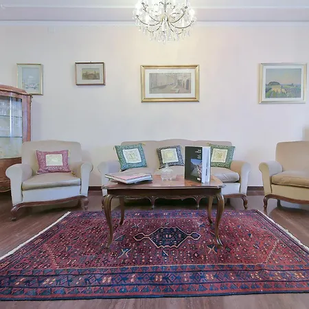 Queen Isabel Apartment *